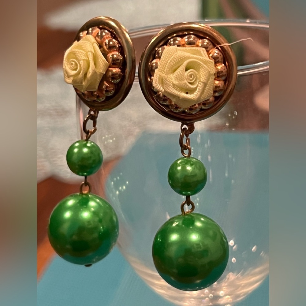 VINTAGE FASHION JEWELRY/green drop earrings